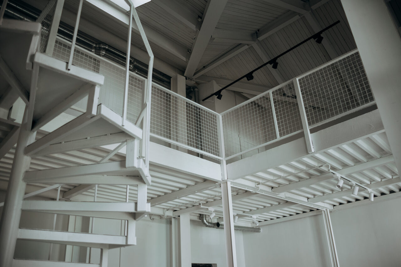 Арендовать Белый лофт с винтовой лестницей  