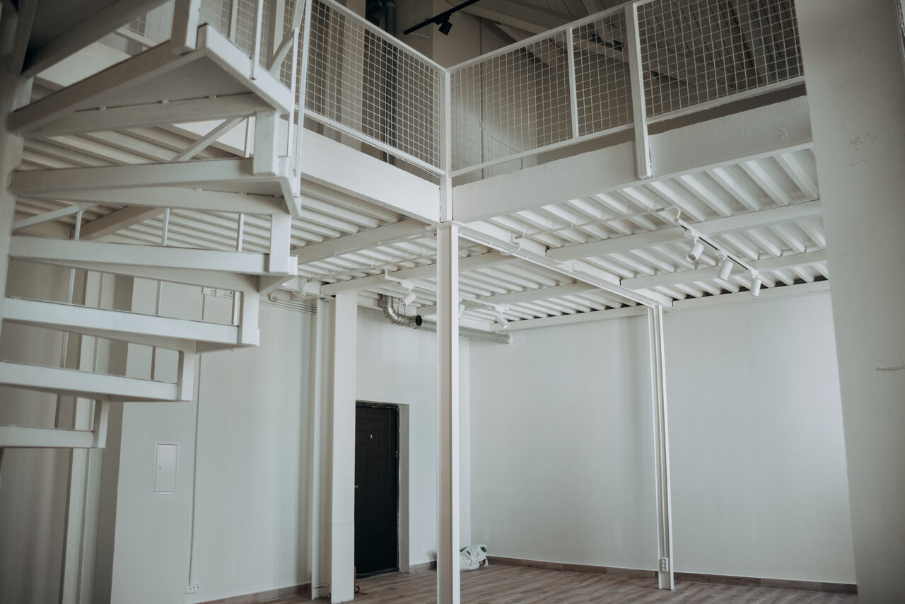 Арендовать Белый лофт с винтовой лестницей  