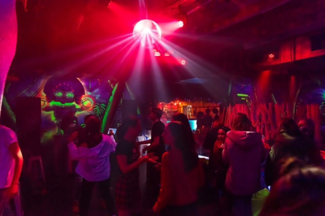 Арендовать Лаунж-бар в тропическом стиле