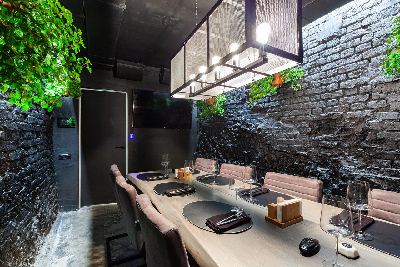 Арендовать Мини-лофт с большим столом для камерных мероприятий