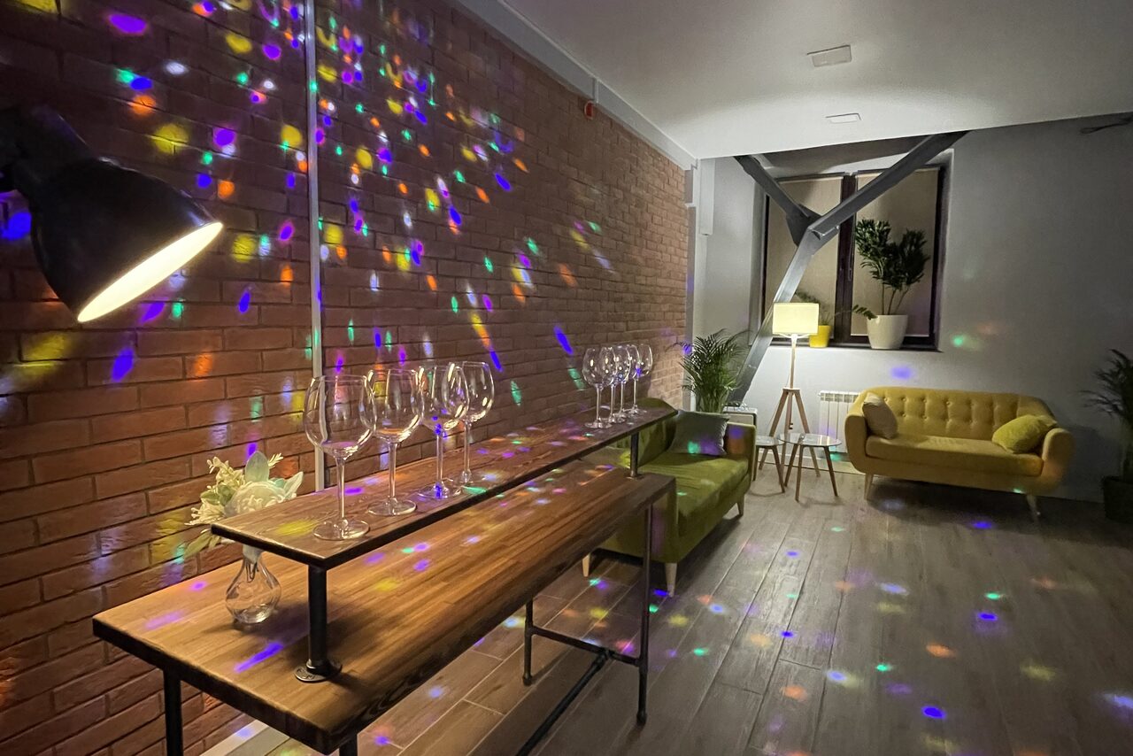 Арендовать Эколофт с мягкими диванами