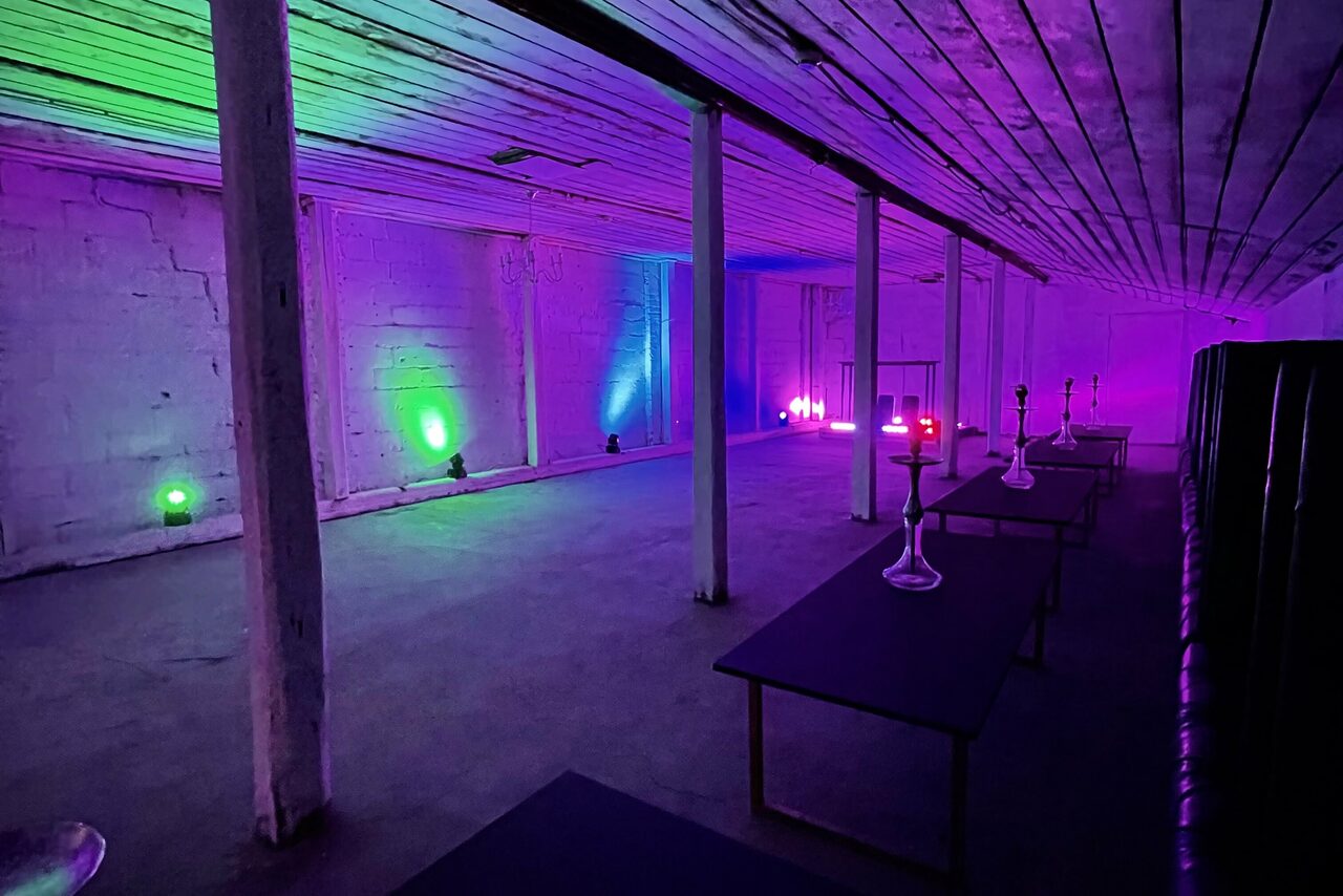 Арендовать Просторный арт-лофт в белом кирпиче