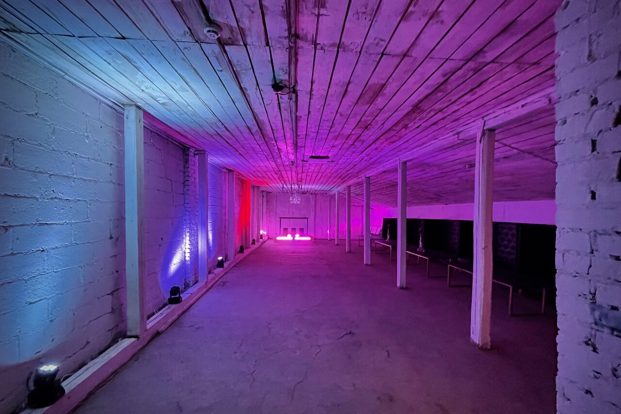 Арендовать Просторный арт-лофт в белом кирпиче