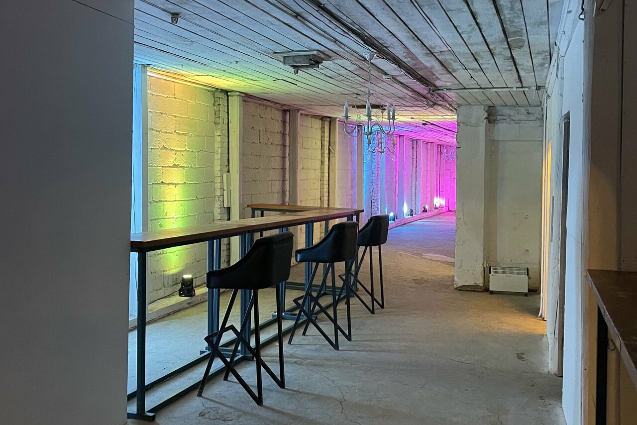 Арендовать Просторный арт-лофт в белом кирпиче