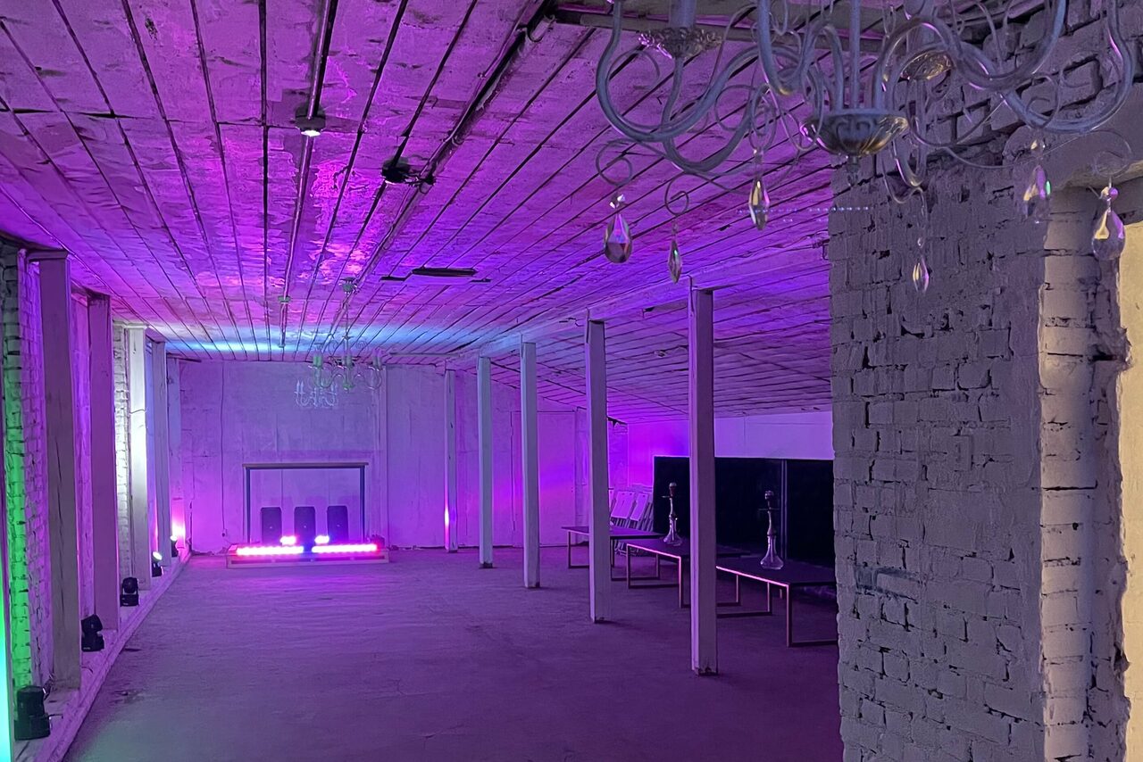 Арендовать Просторный арт-лофт в белом кирпиче