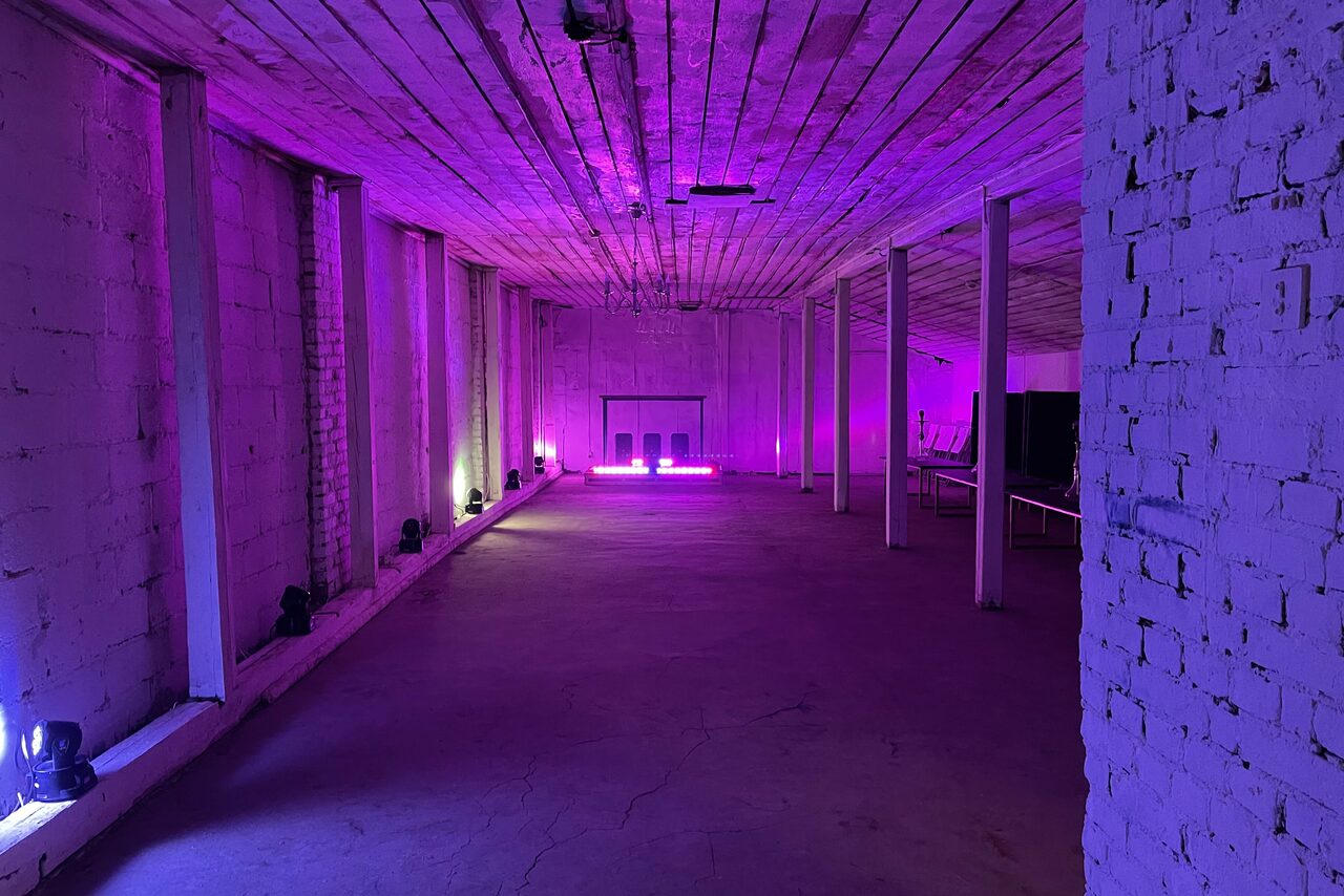 Арендовать Просторный арт-лофт в белом кирпиче