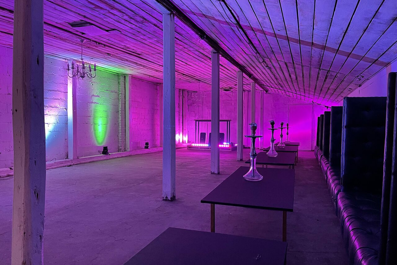 Арендовать Просторный арт-лофт в белом кирпиче