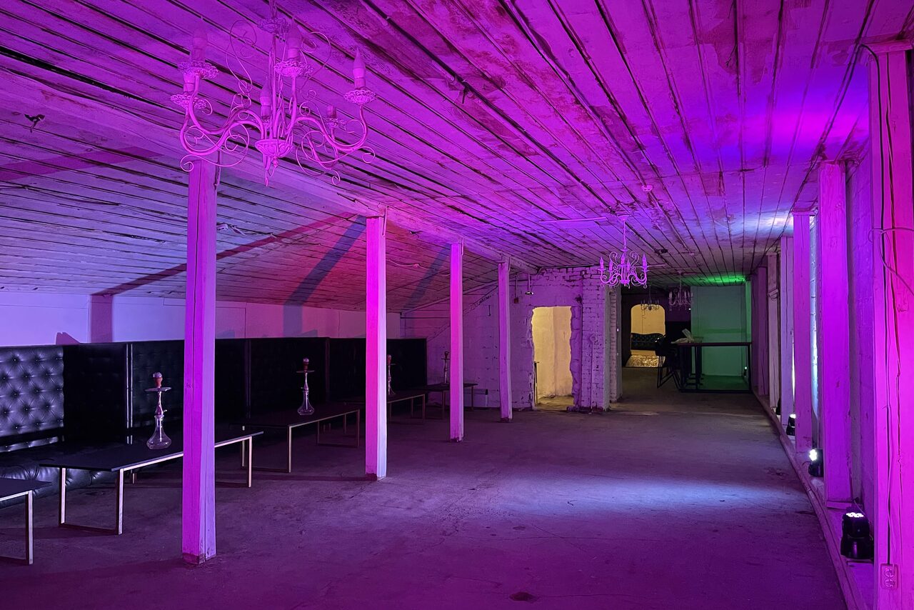 Арендовать Просторный арт-лофт в белом кирпиче