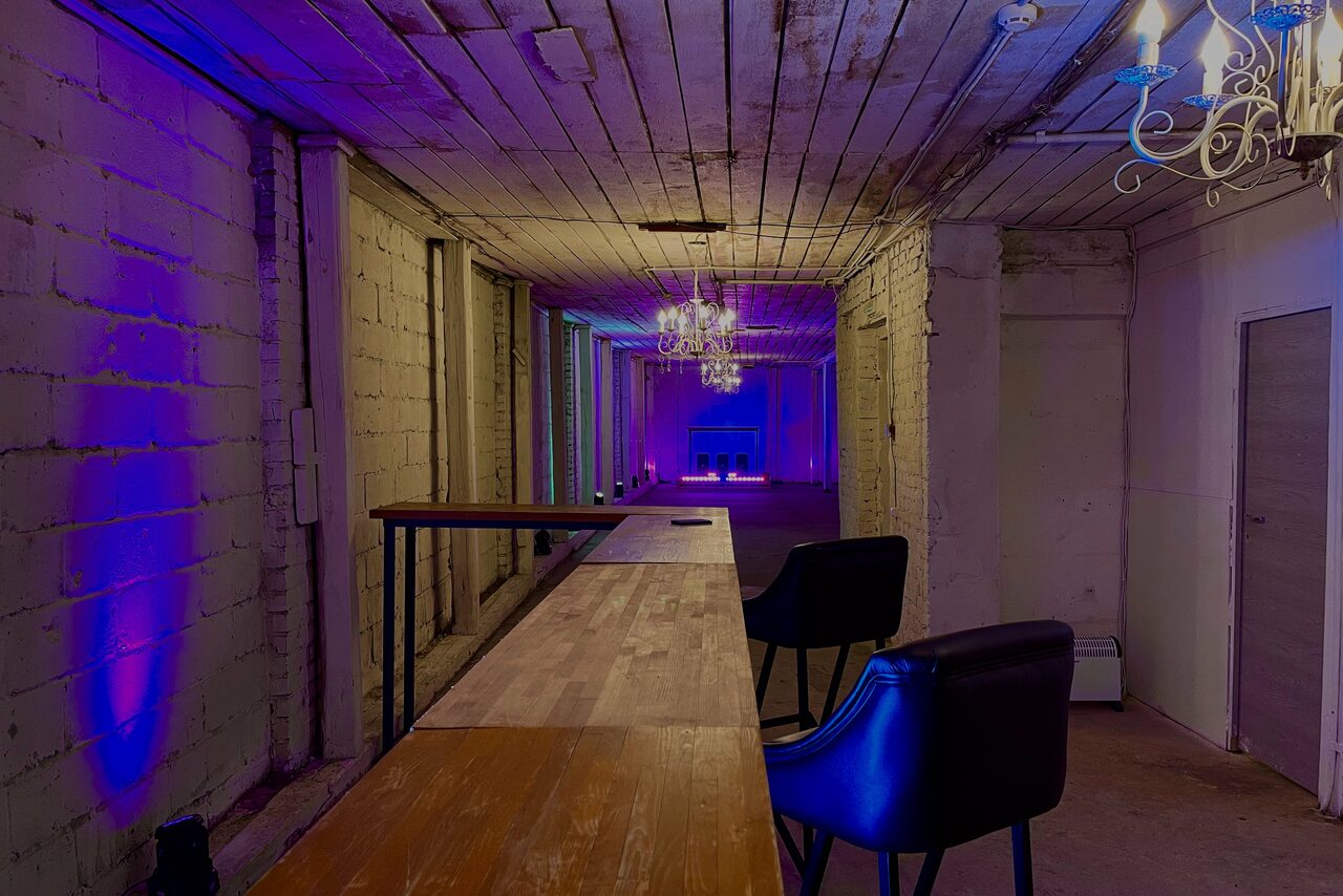 Арендовать Просторный арт-лофт в белом кирпиче