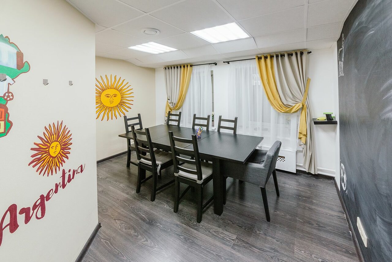 Арендовать Переговорная в ярких тонах 