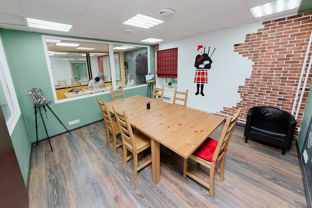 Арендовать Переговорная в шотландском антураже 