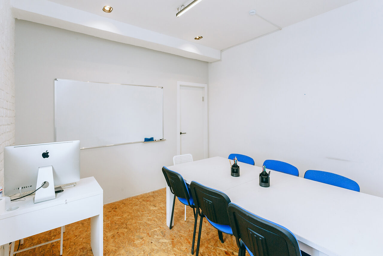 Арендовать Светлая переговорная с окном