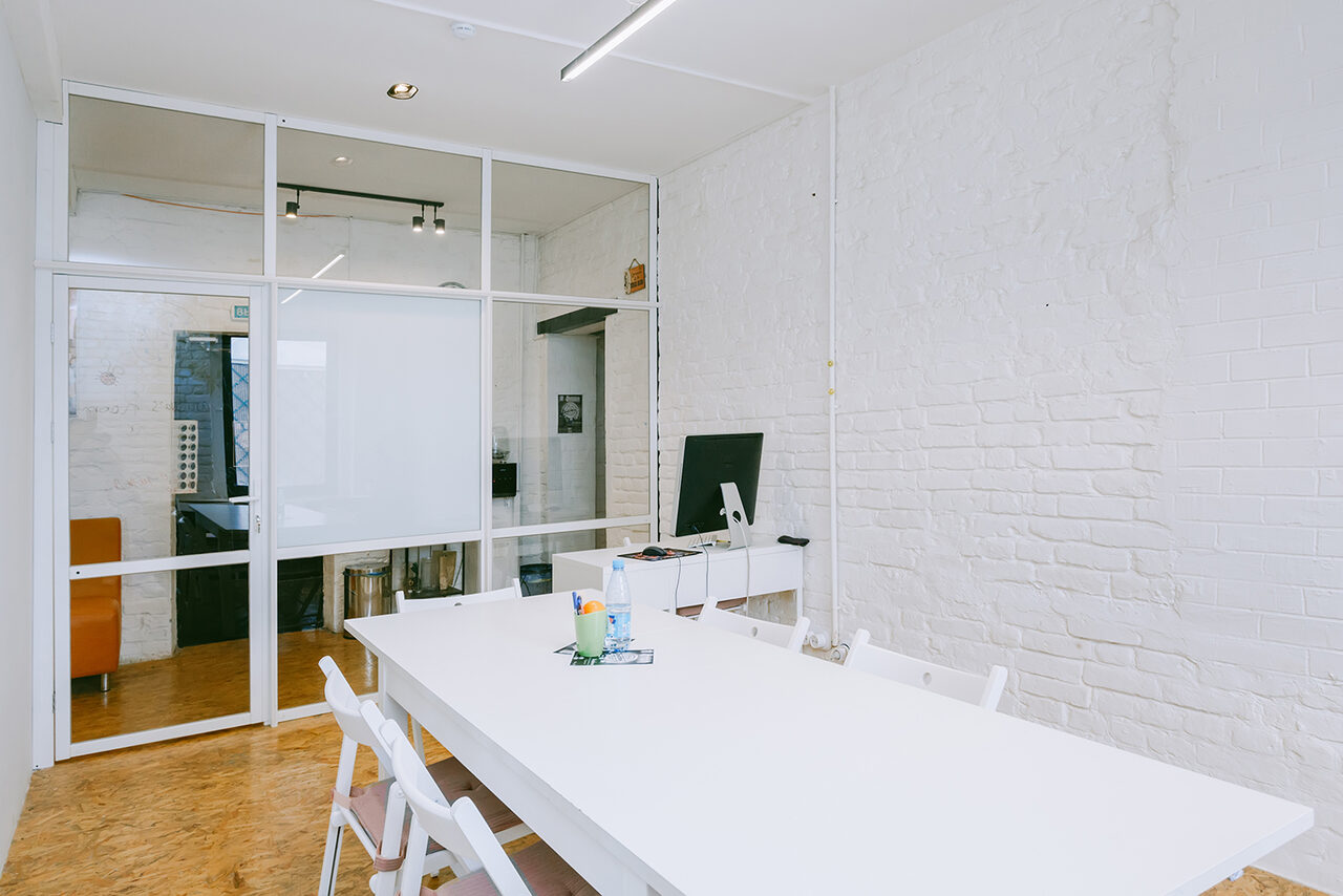 Арендовать Переговорная с компьютером 