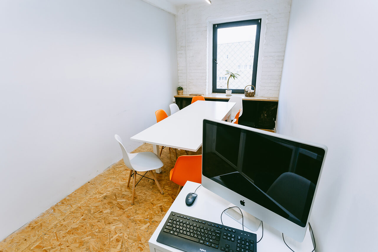 Арендовать Светлая переговорная для деловых встреч 