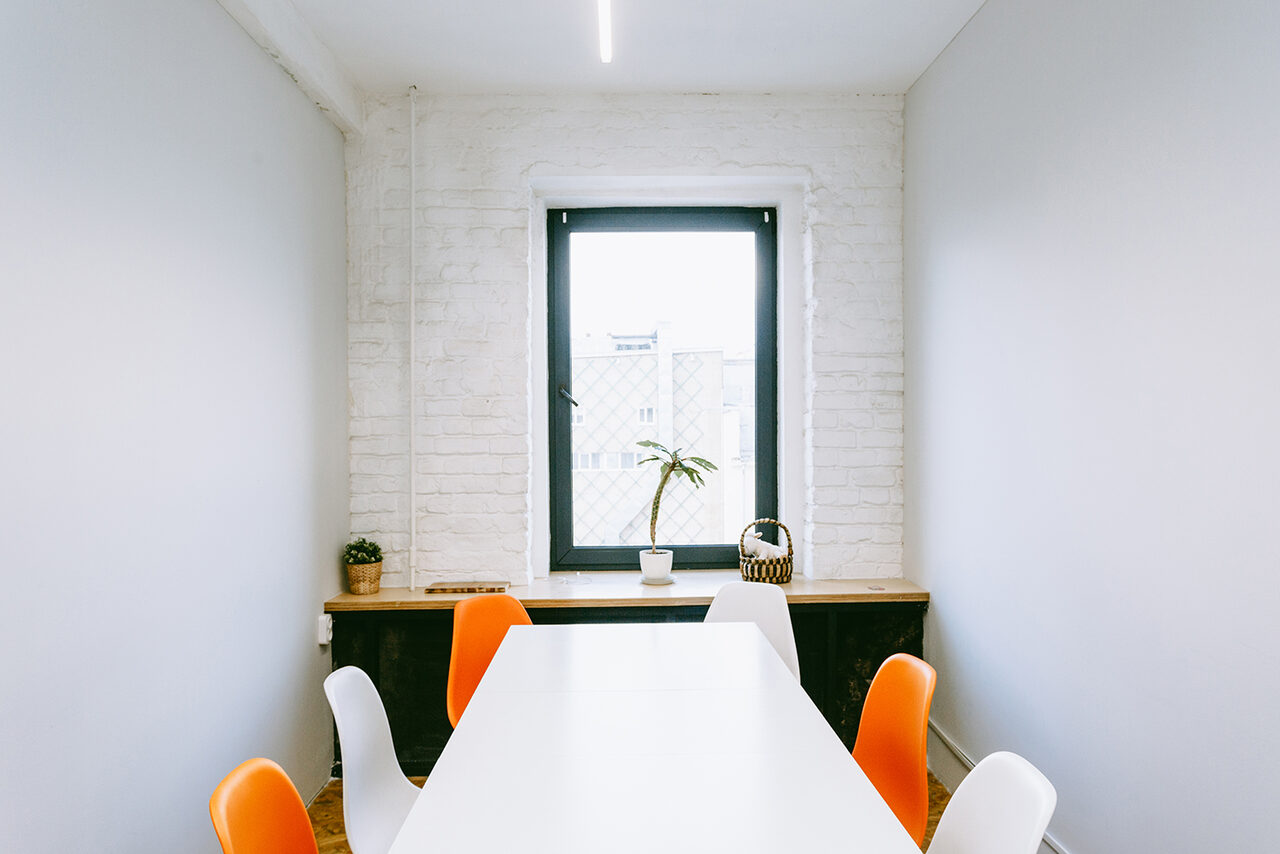 Арендовать Светлая переговорная для деловых встреч 