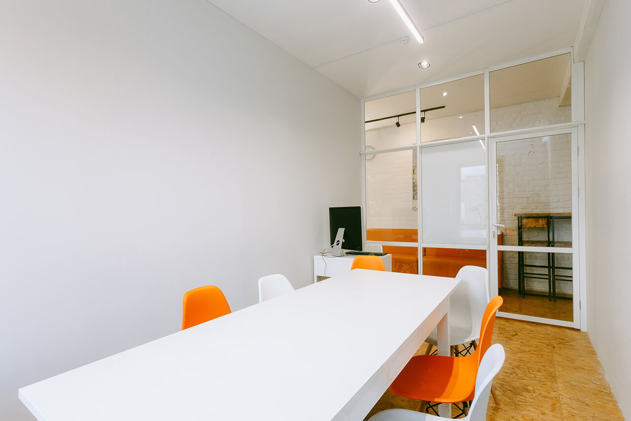 Арендовать Светлая переговорная для деловых встреч 