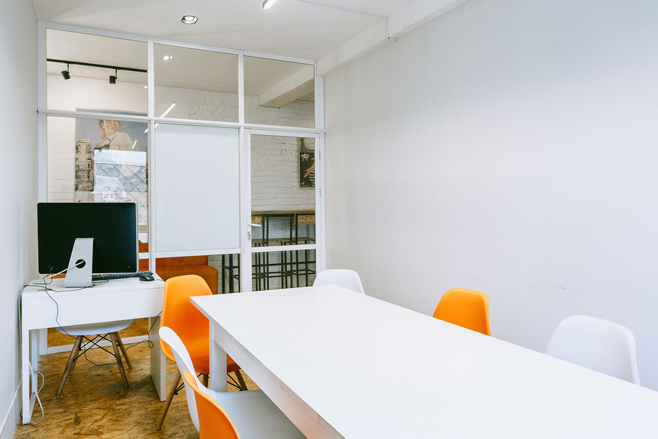 Арендовать Светлая переговорная для деловых встреч 