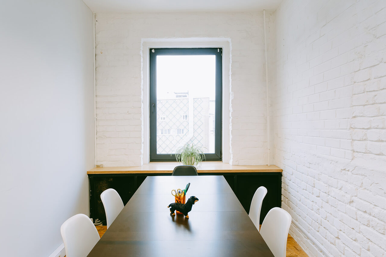 Арендовать Переговорная из белого кирпича