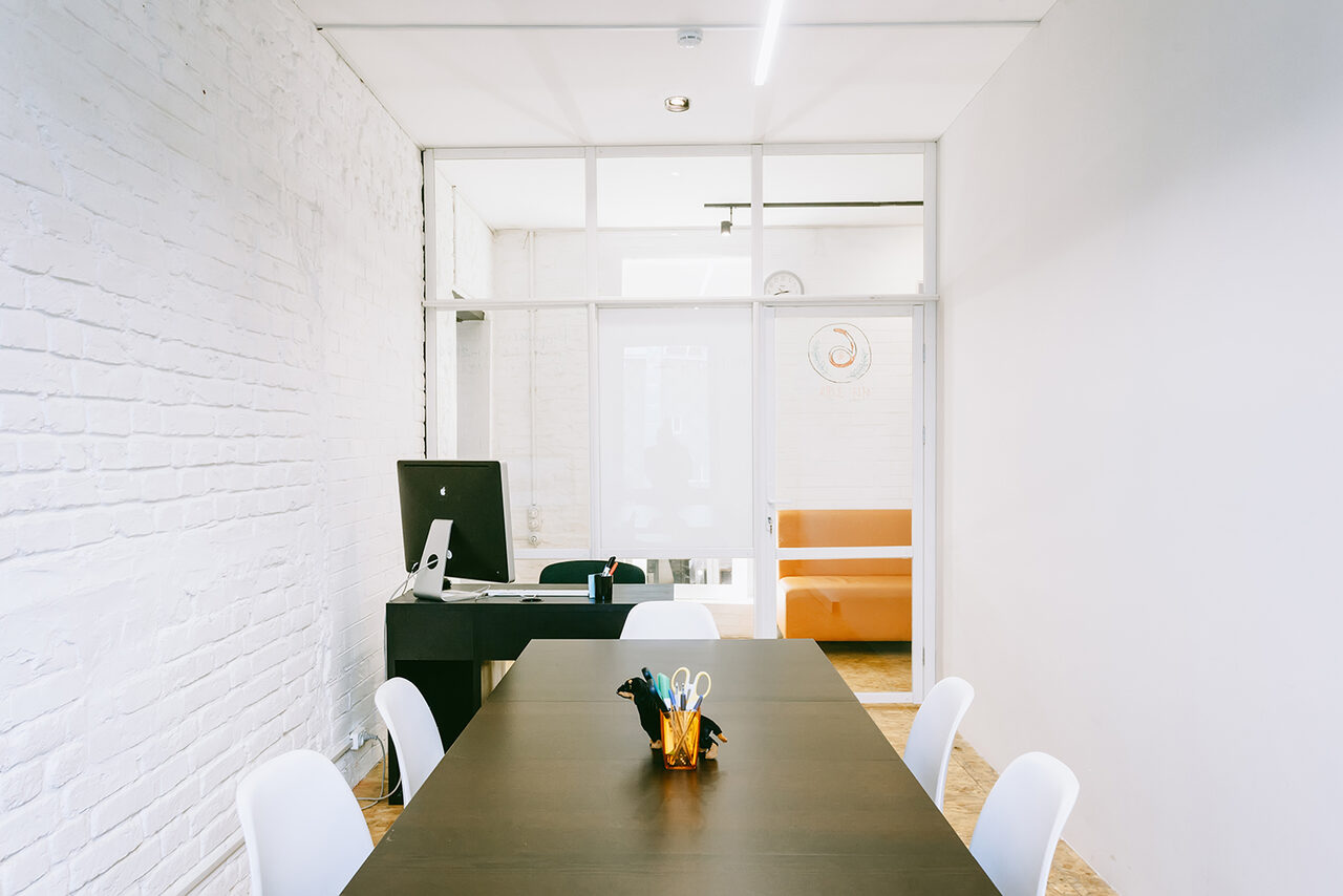 Арендовать Переговорная из белого кирпича