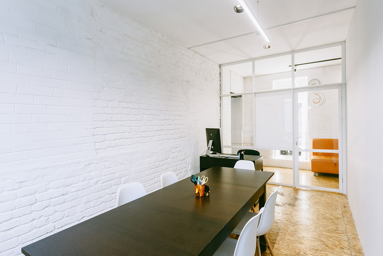 Арендовать Переговорная из белого кирпича