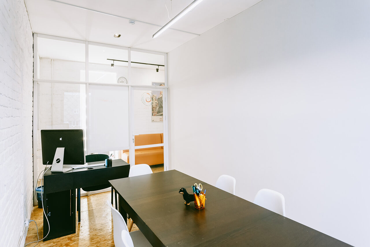 Арендовать Переговорная из белого кирпича