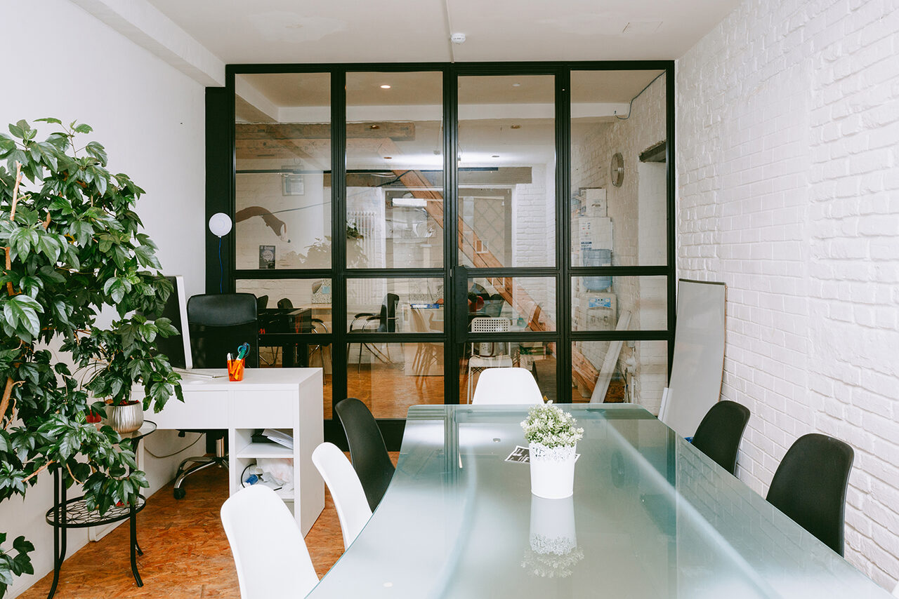 Арендовать Переговорная с диваном и окном