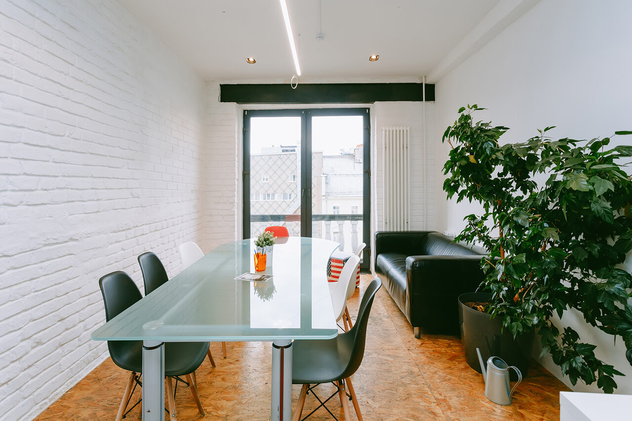 Арендовать Переговорная с диваном и окном