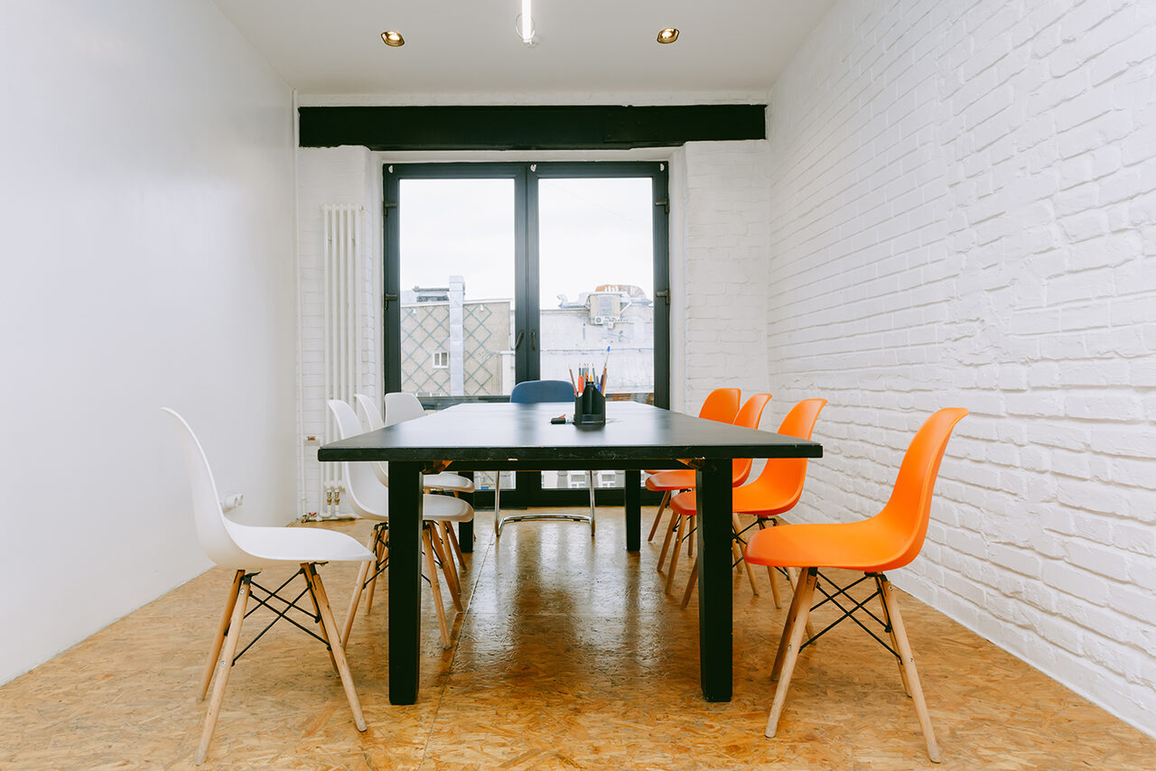 Арендовать Светлая переговорная на 10 человек 