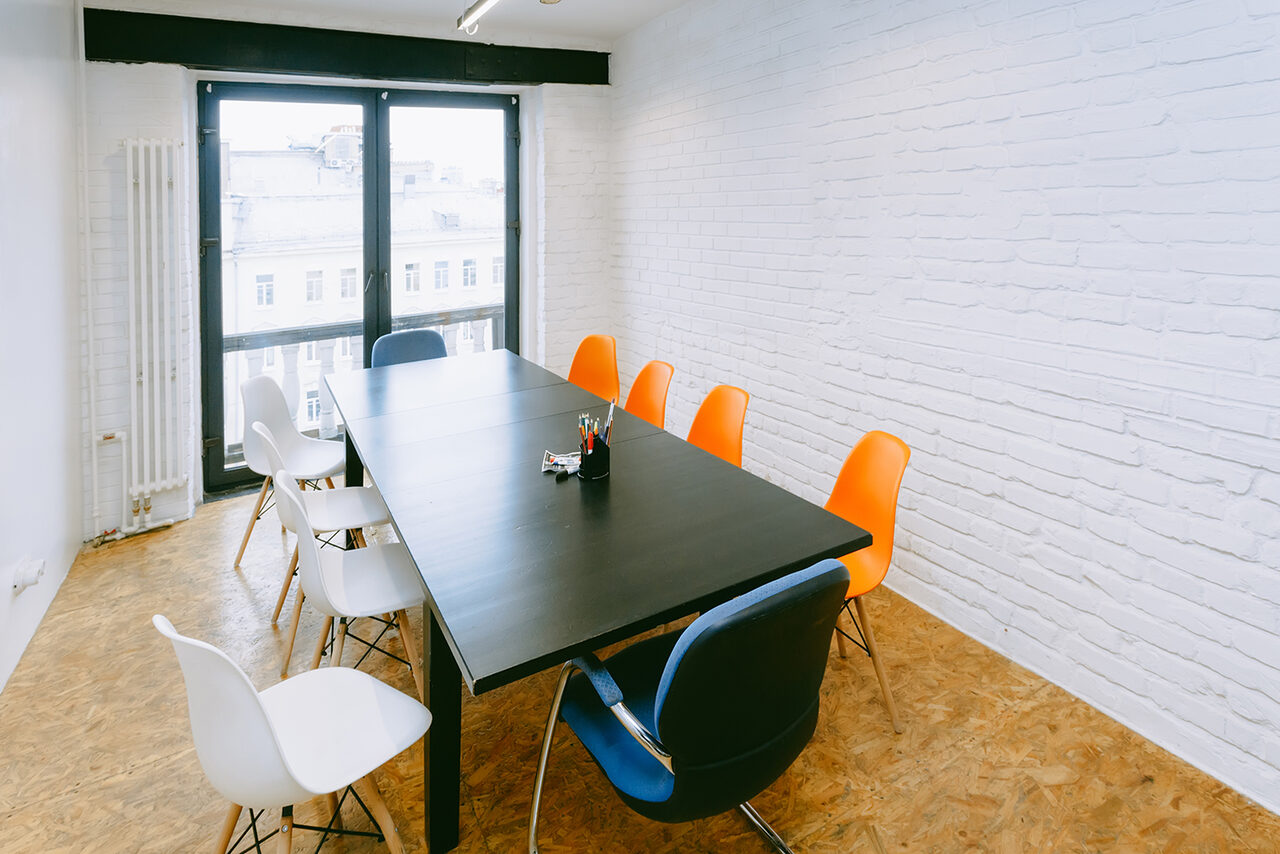 Арендовать Светлая переговорная на 10 человек 