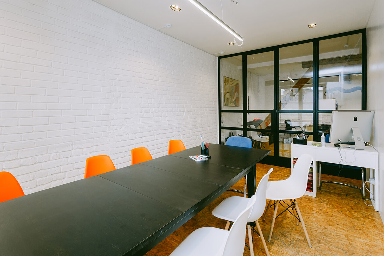 Арендовать Светлая переговорная на 10 человек 