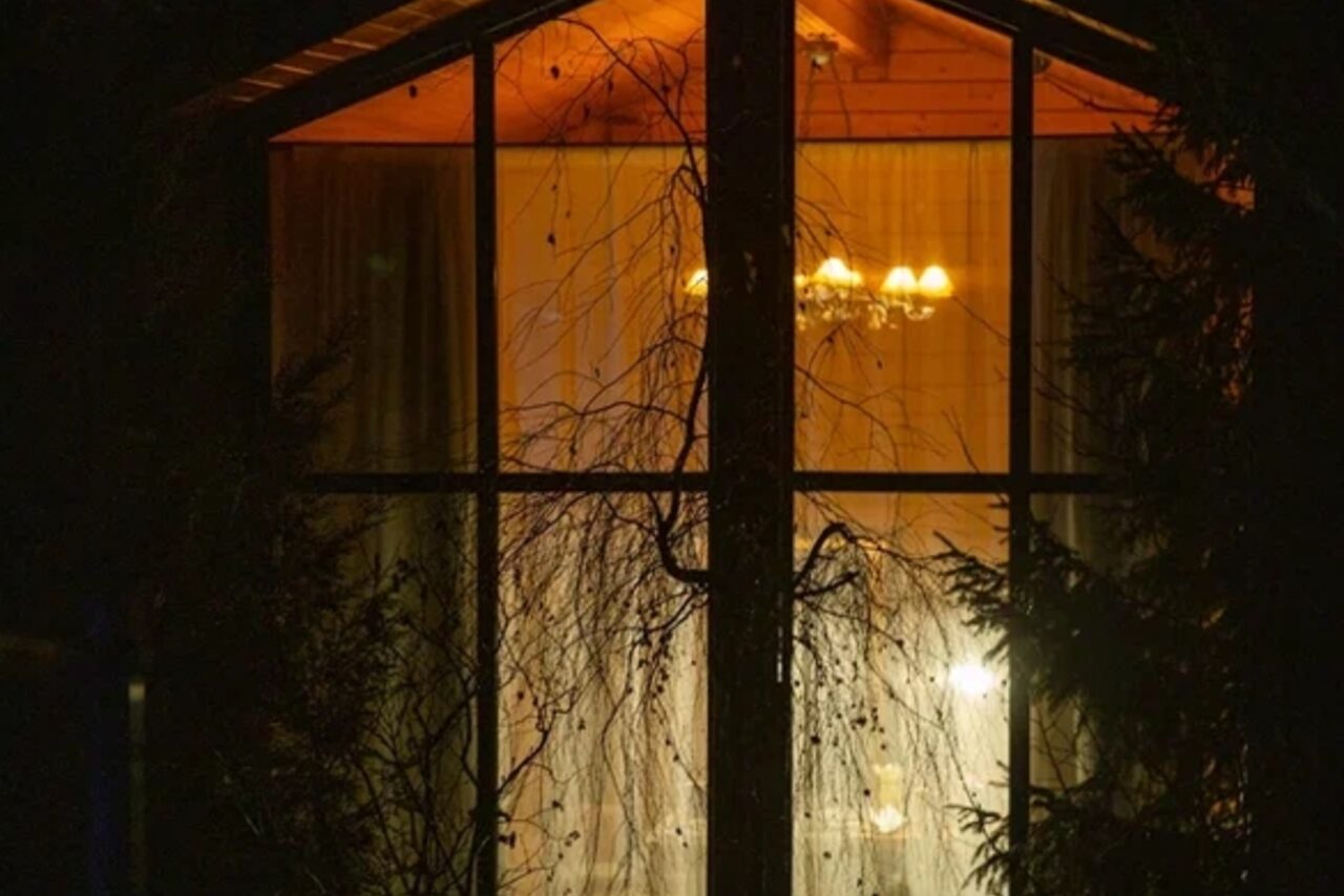 Арендовать Sosтояния Хаус Большой загородный коттедж