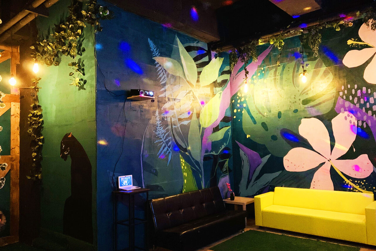 Арендовать Уютный тропический лофт. Работающий проектор. Ноутбук на подставке. Диваны