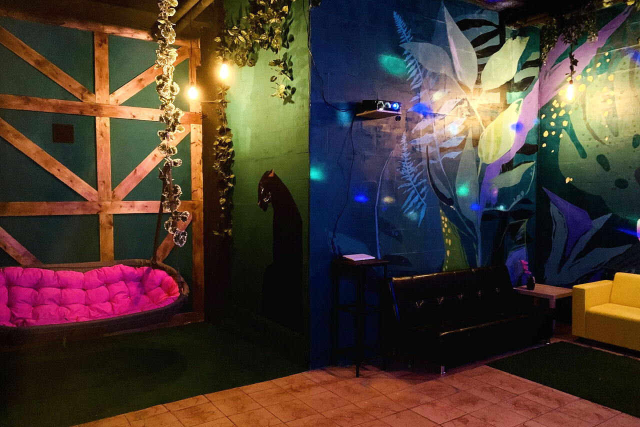 Арендовать Уютный тропический лофт. Розовый гамак. Проектор. Ноутбук. Диваны