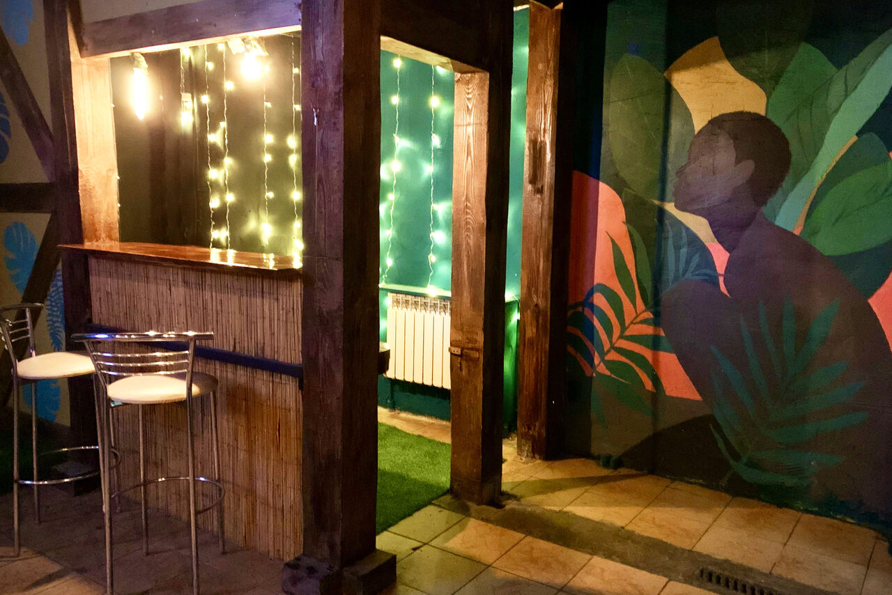 Арендовать Уютный тропический лофт. Барная стойка с барными стульями. Перегородка