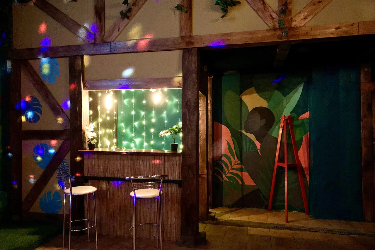Арендовать Уютный тропический лофт. Барная стойка со стульями. Светящаяся гирлянда