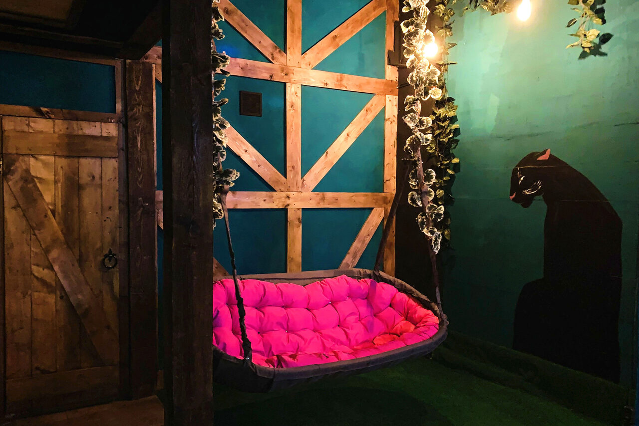 Арендовать Уютный тропический лофт. Розовый гамак. Зелень на стенах