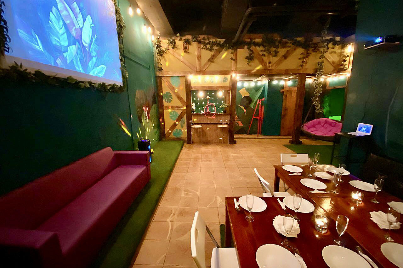 Арендовать Уютный тропический лофт. Стол с посудой. Диван. Барная стойка с кальяном. Экран, ноутбук, проектор. Гамак