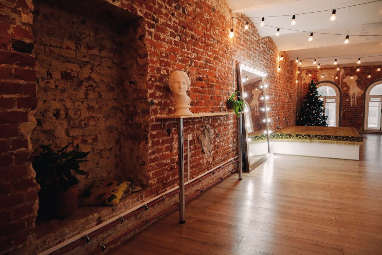 Арендовать Просторный лофт из красного кирпича 