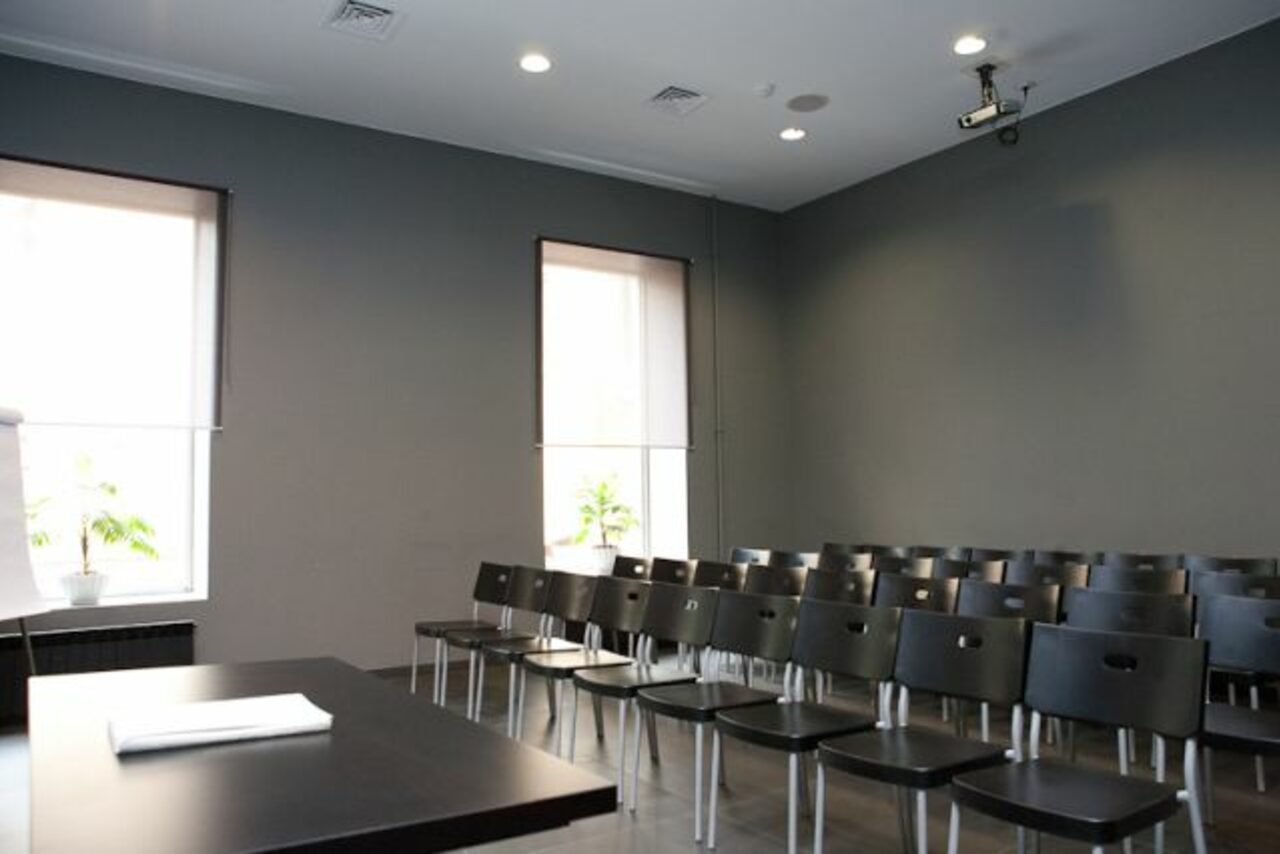 Арендовать Конференц-зал в чёрных тонах