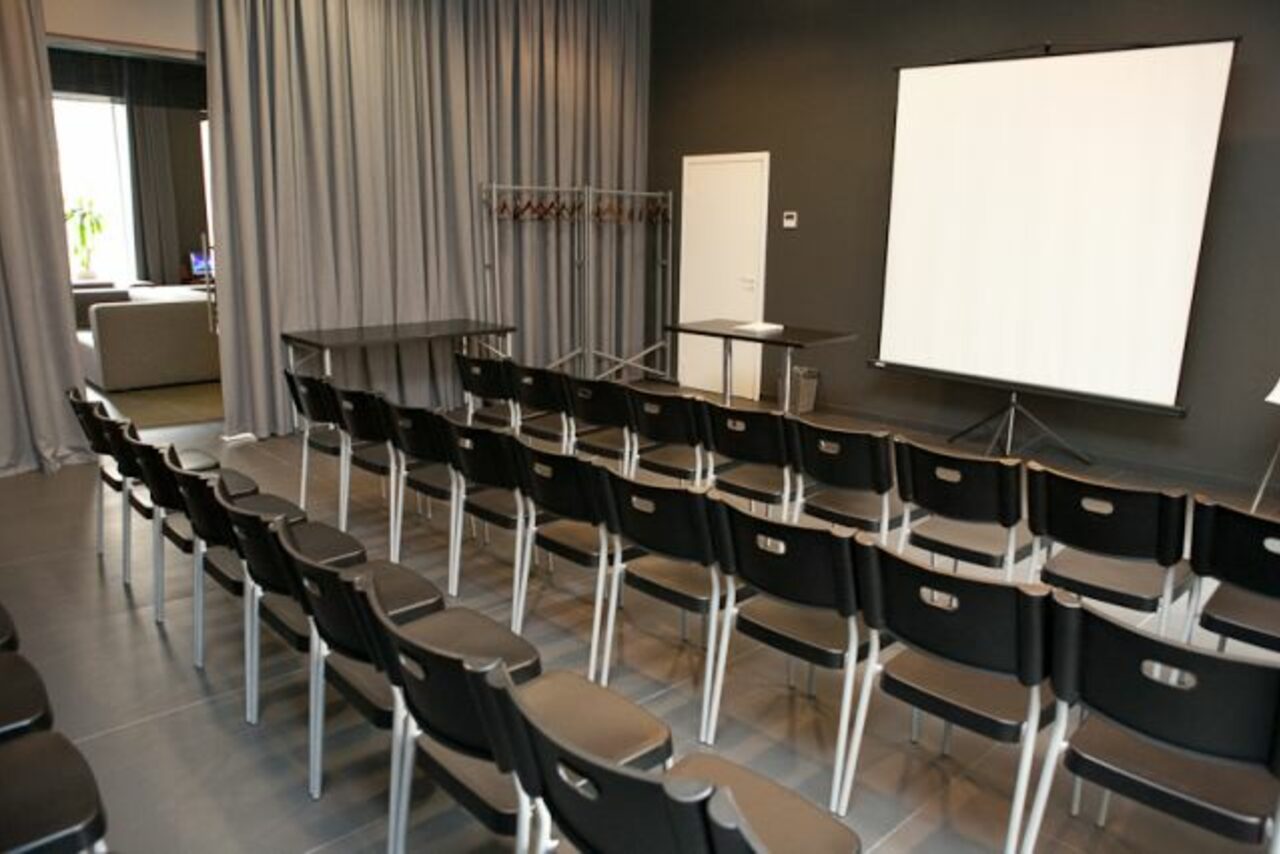 Арендовать Конференц-зал в чёрных тонах