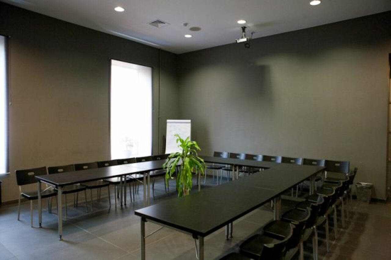 Арендовать Конференц-зал в чёрных тонах