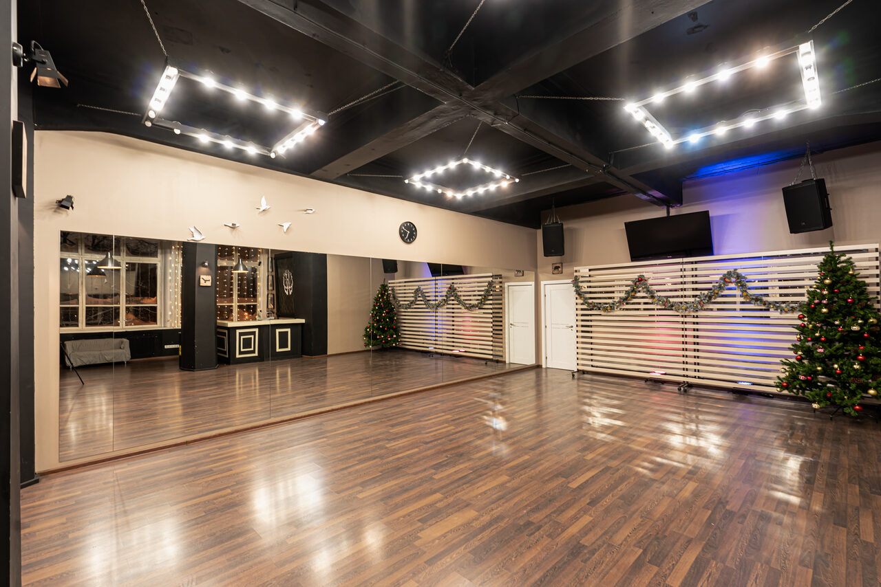 Арендовать Лофт с зеркальной стеной