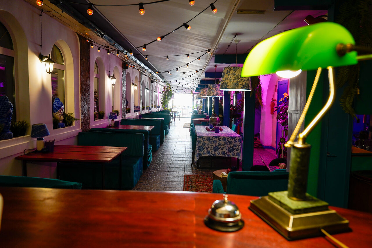 Арендовать Индийский лофт-сад с тропическими растениями