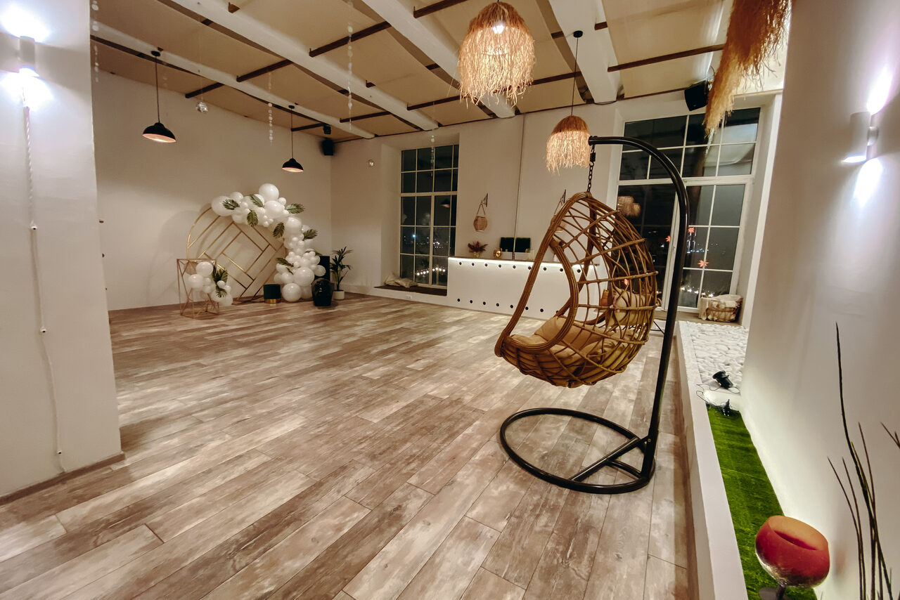 Арендовать East Side Studio. Светлый двухуровневый лофт