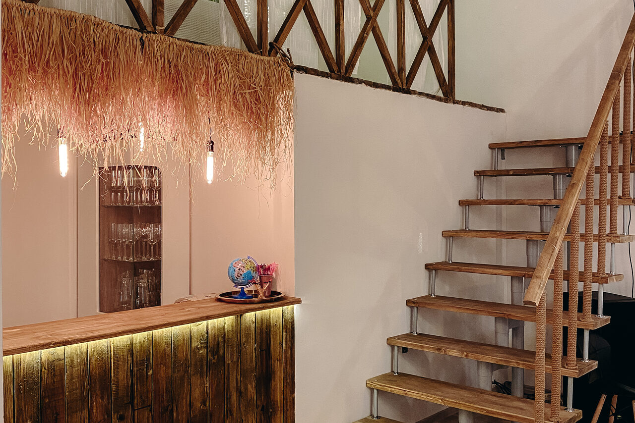 Арендовать East Side Studio. Светлый двухуровневый лофт