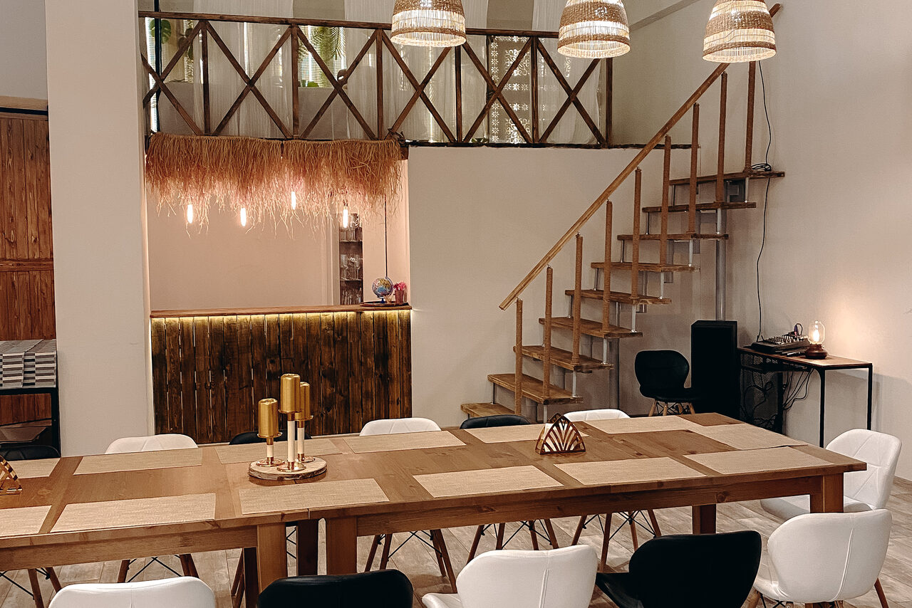 Арендовать East Side Studio. Светлый двухуровневый лофт