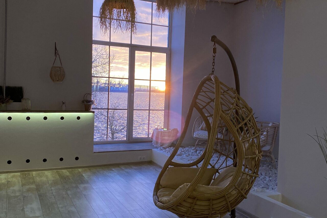 Арендовать East Side Studio. Светлый двухуровневый лофт