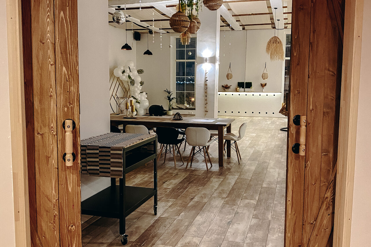 Арендовать East Side Studio. Светлый двухуровневый лофт