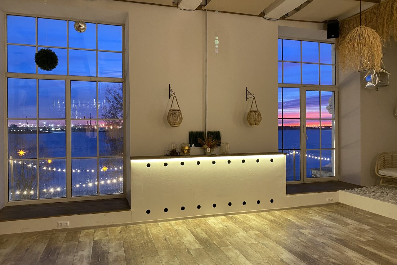 Арендовать East Side Studio. Светлый двухуровневый лофт