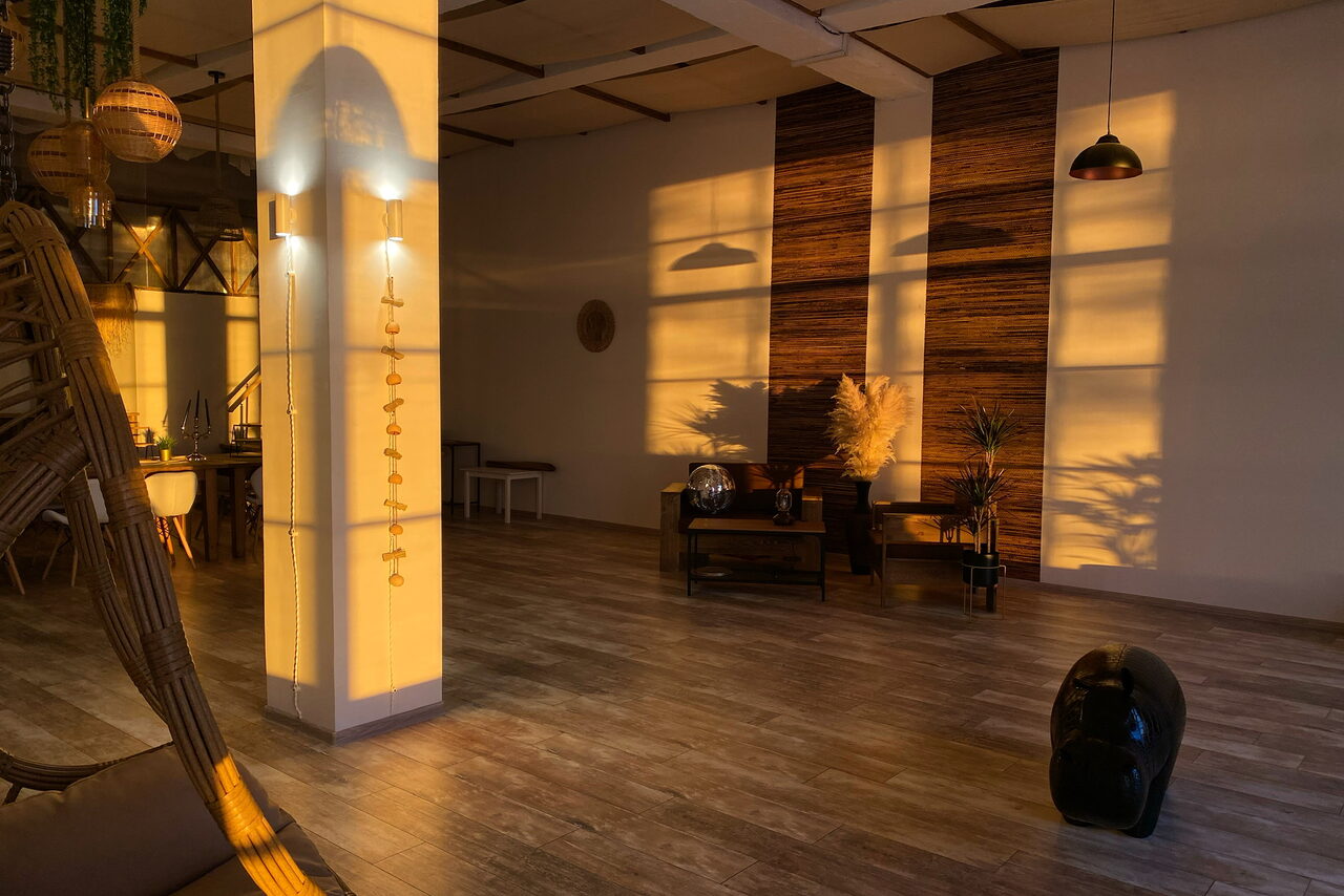 Арендовать East Side Studio. Светлый двухуровневый лофт